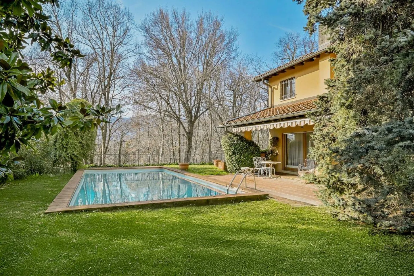 Prestigeträchtige, herrschaftliche Villa mit Pool in exklusiver Lage - Foto 2 von 2