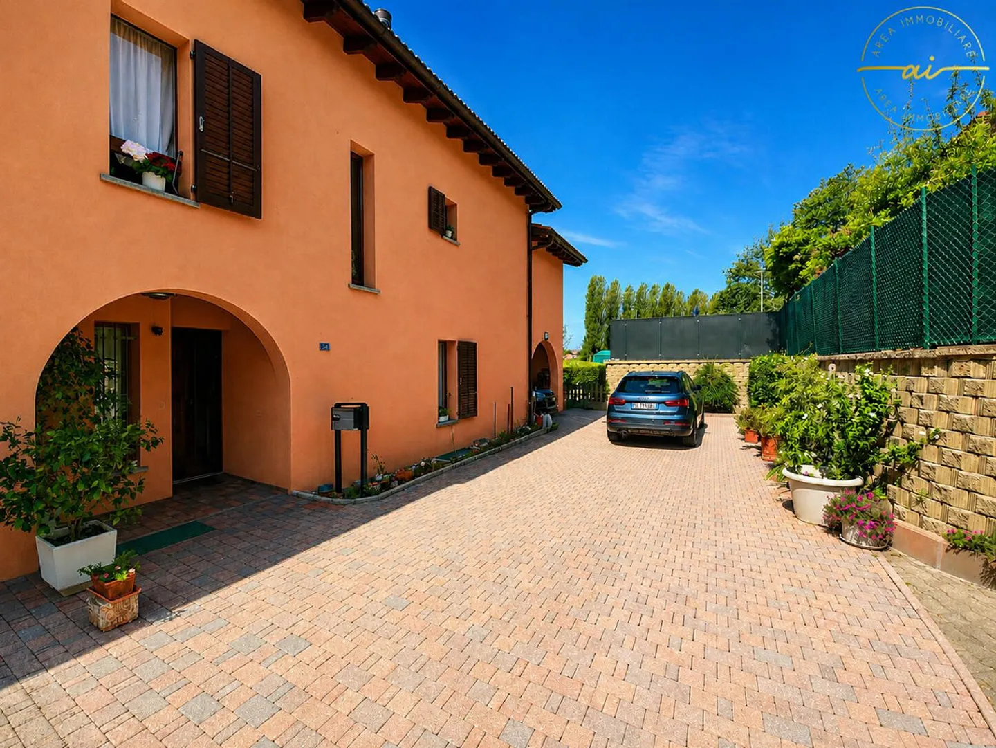 ACCOGLIENTE E CURATA CASA UNIFAMILIARE CON GIARDINO - Foto 2 di 13