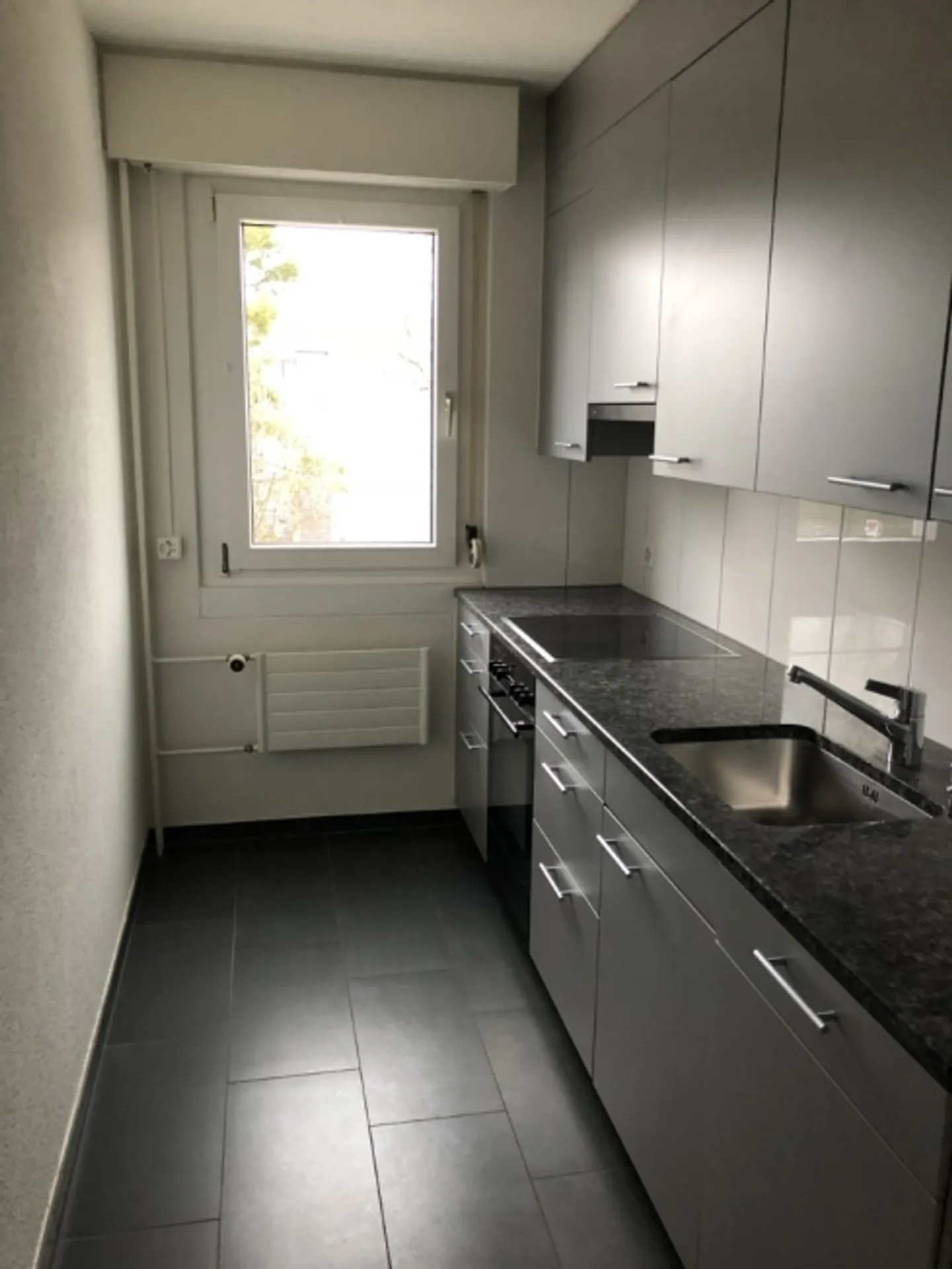 Appartamento moderno con balcone - Foto 3 di 6