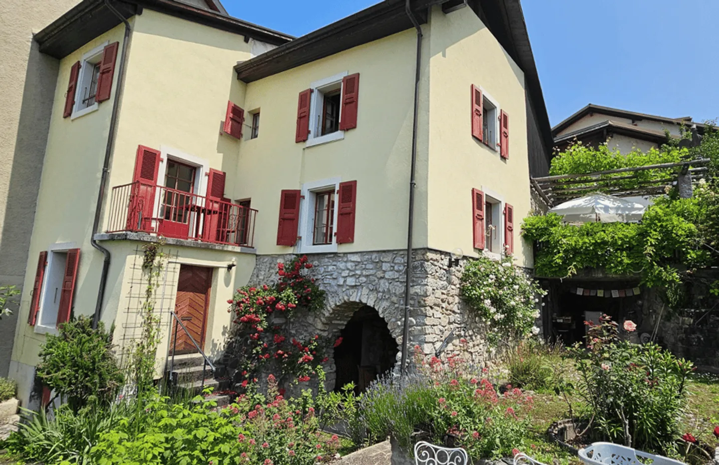 Charming House in Brent with a Magnificent View of Lake Geneva - Photo 4 of 10