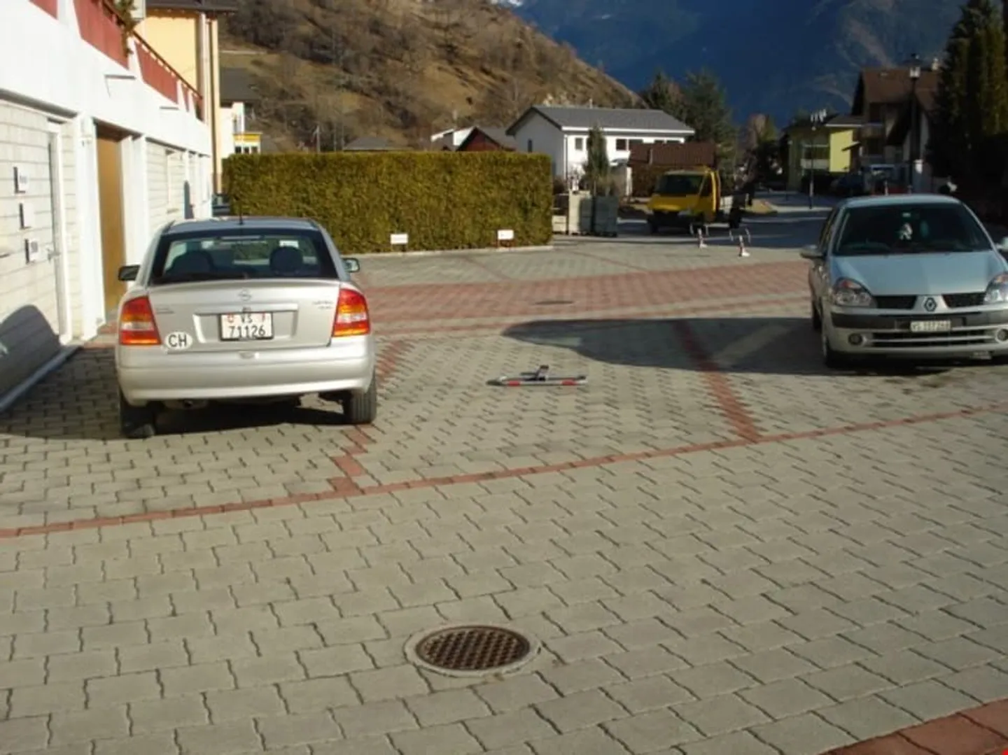 Parcheggio esterno per 2 camion, 2 camper, 4 auto o spazio di stoccaggio - Foto 3 di 13