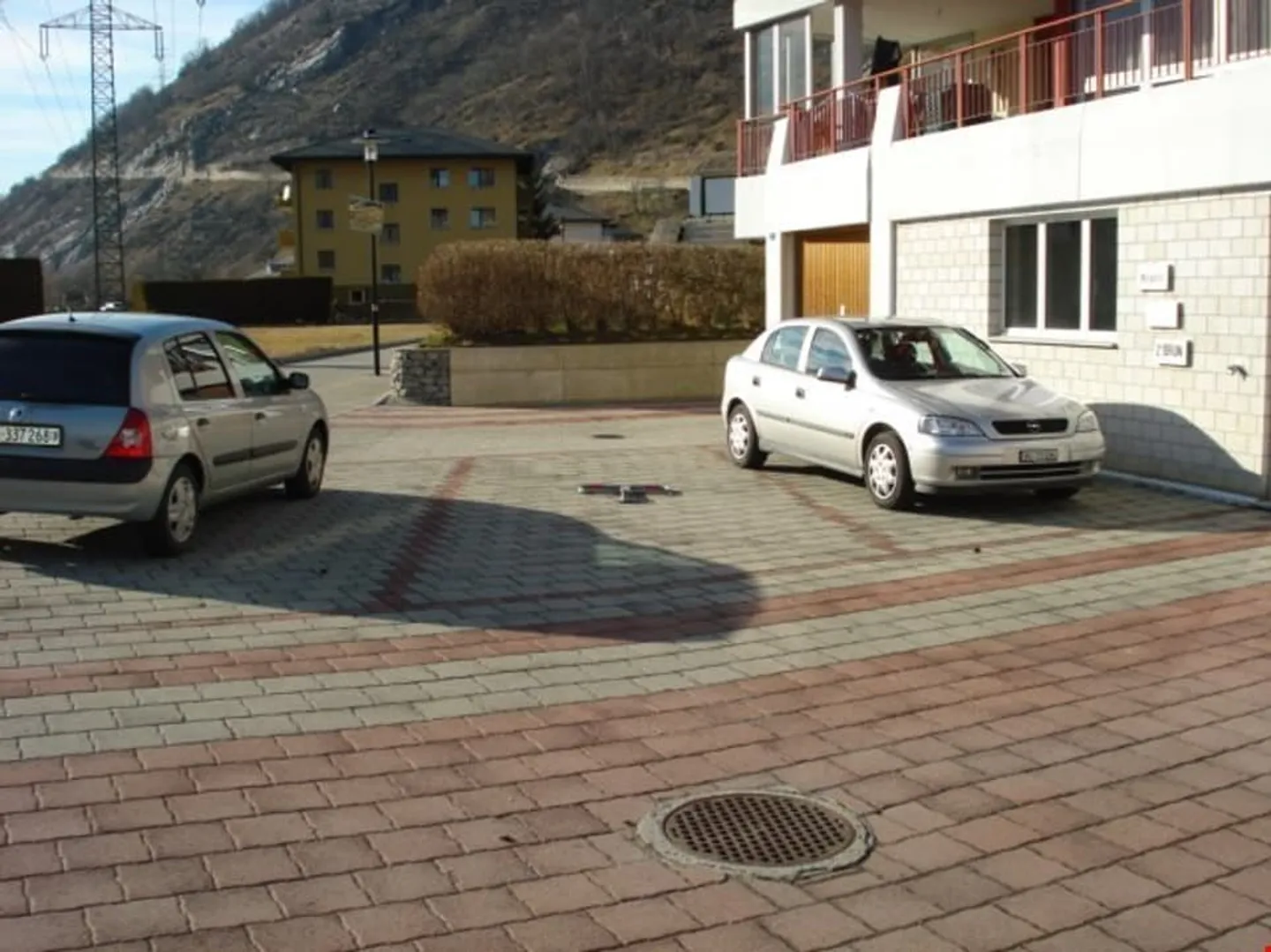 Parcheggio esterno per 2 camion, 2 camper, 4 auto o spazio di stoccaggio - Foto 4 di 13