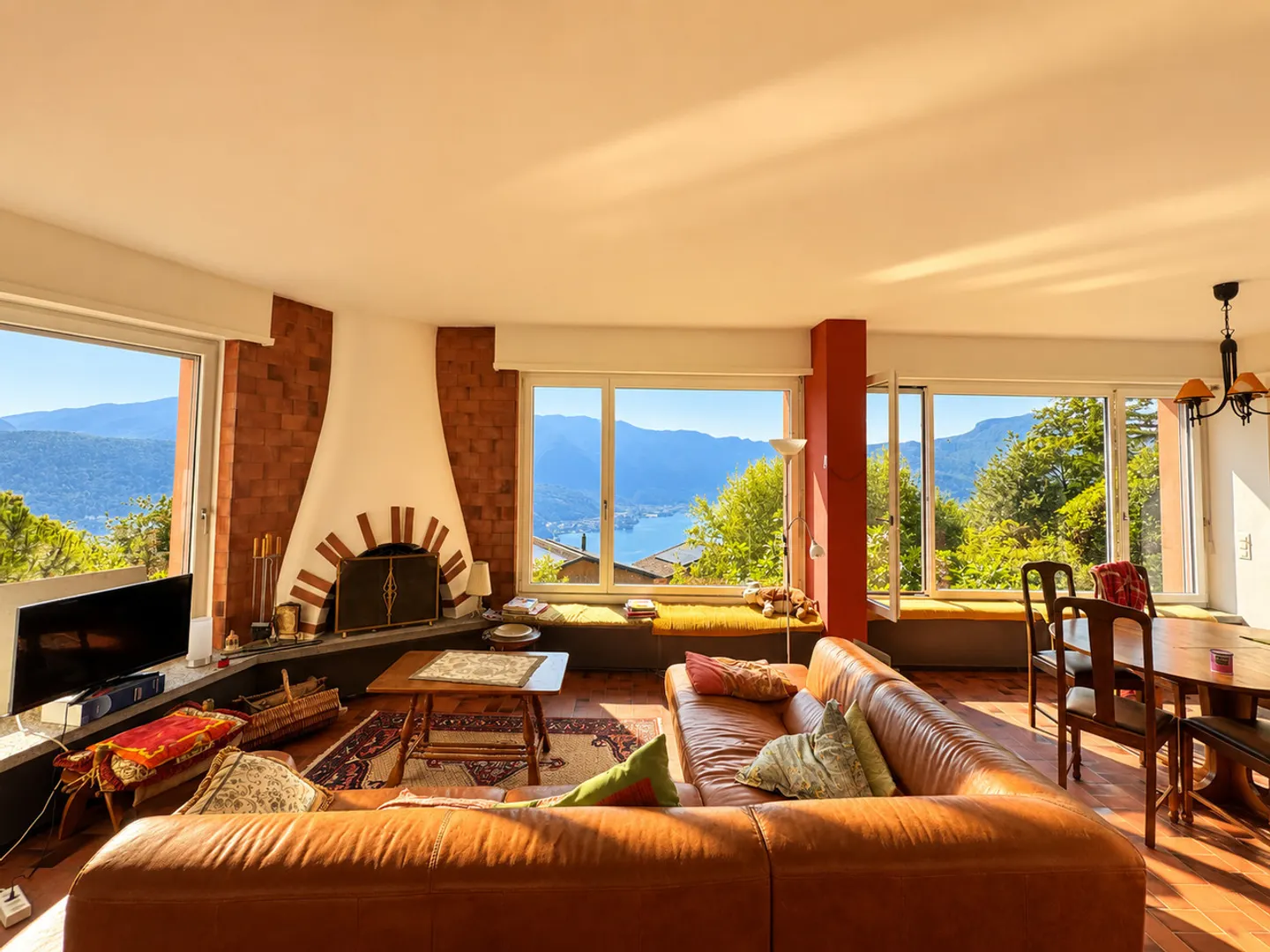 Spacious Villa with Pool - Photo 4 of 11