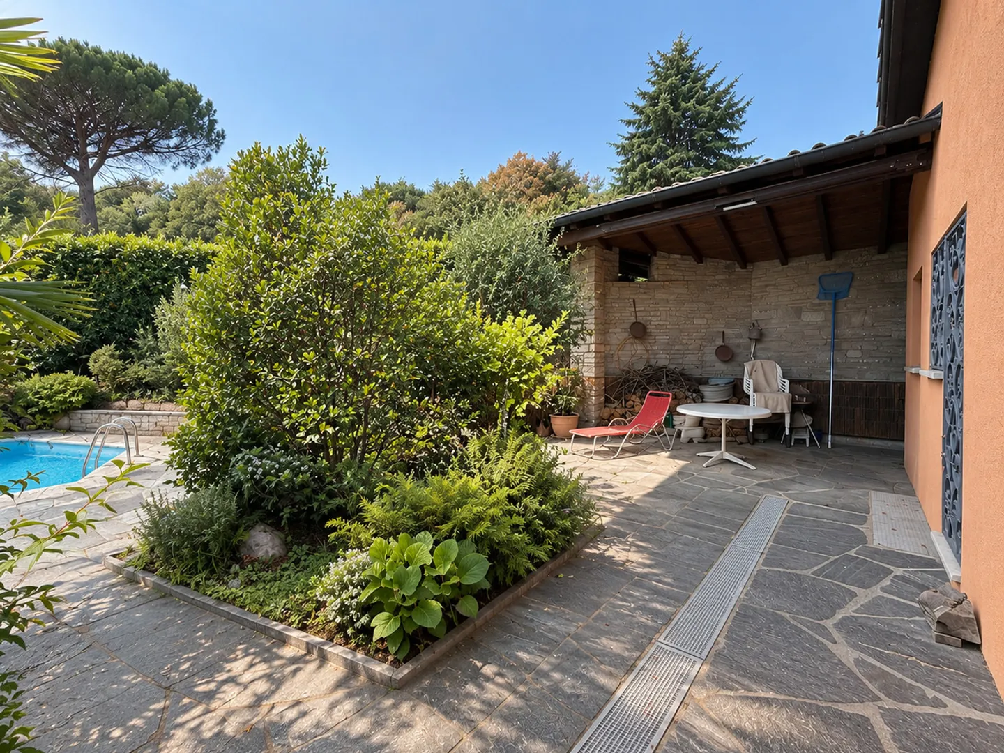 Spacious Villa with Pool - Photo 9 of 11