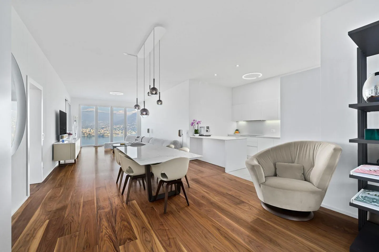 DESIGN E RAFFINATEZZA CON VISTA LAGO A PARADISO | DESIGN AND SOPHIS... - Photo 3 of 15