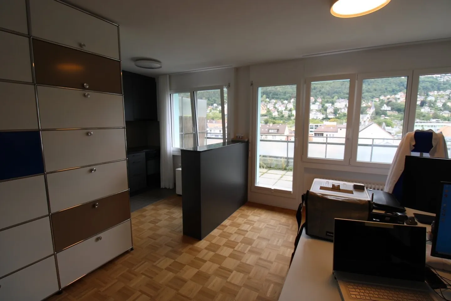 Moderne Dachwohnung mit grosser Terrasse und Stadtblick in Biel - Foto 3 von 4
