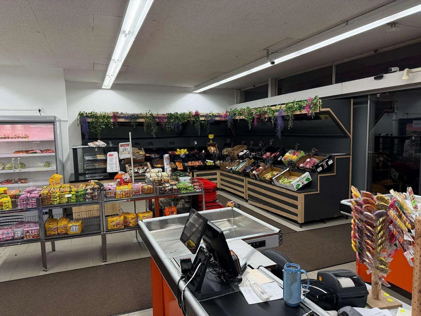 Negozio di quartiere pronto all'uso con inventario - Migliore posizione per un fatturato sostenibile - Foto 2 di 9