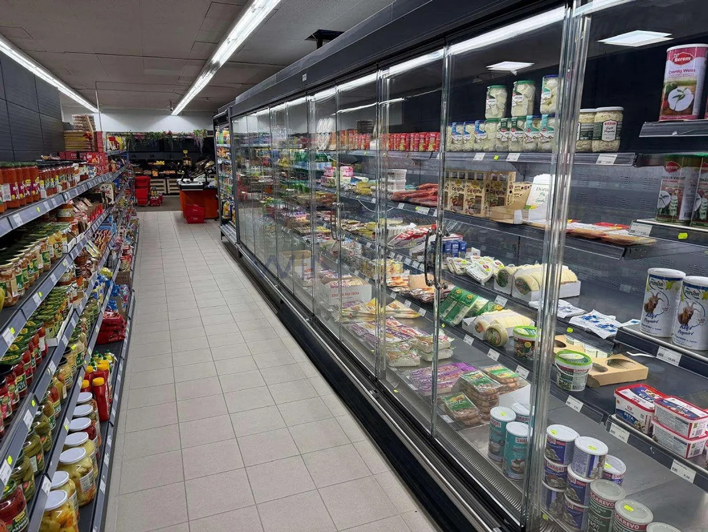 Negozio di quartiere pronto all'uso con inventario - Migliore posizione per un fatturato sostenibile - Foto 3 di 9