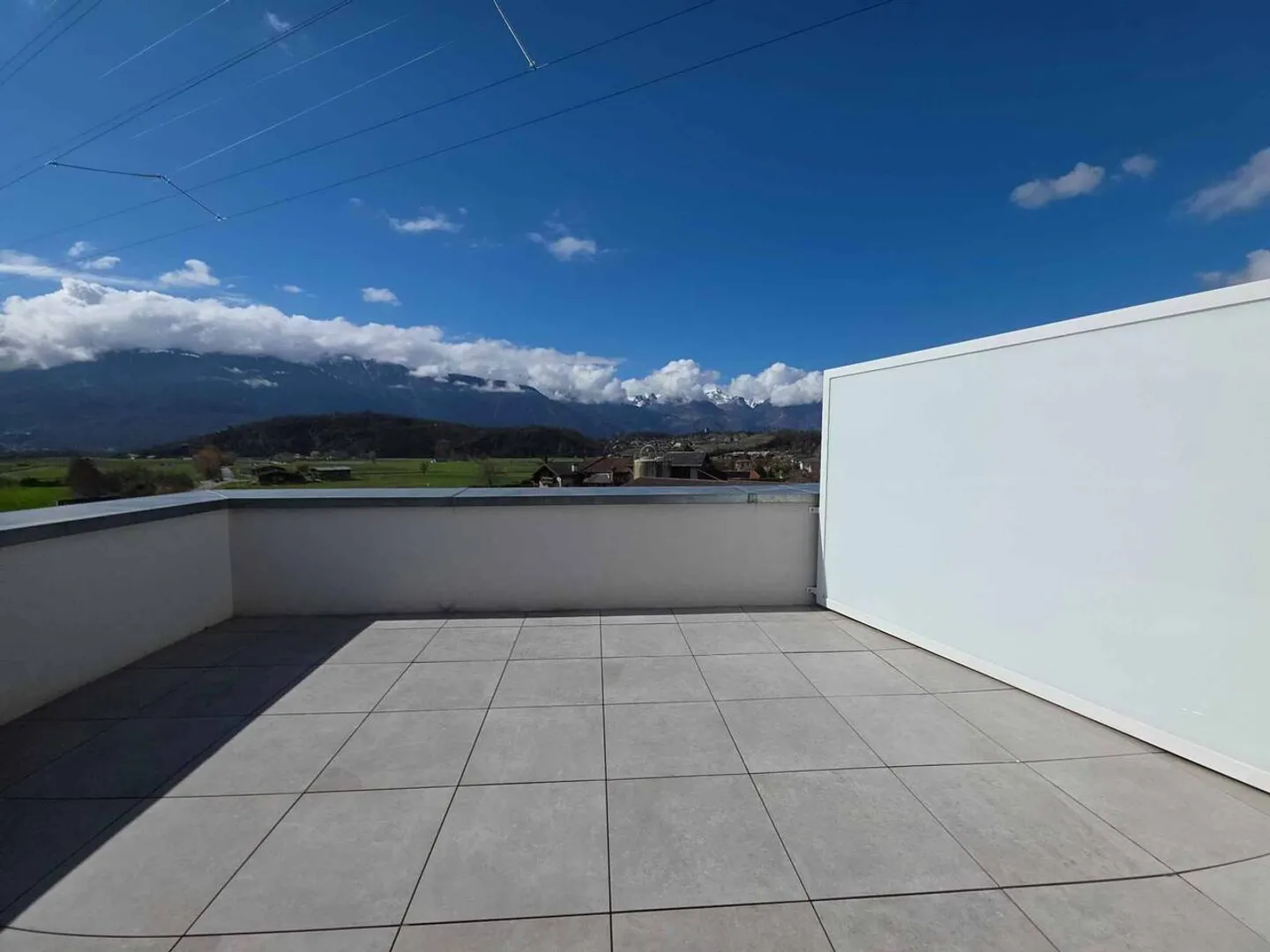 Attico spazioso e luminoso 2.5 locali - Foto 2 di 9