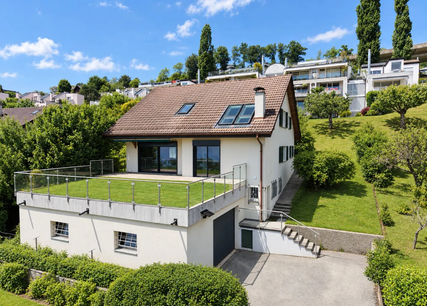 Individual villa with a panoramic view of Lake Geneva and the Alps - Photo 1 of 11