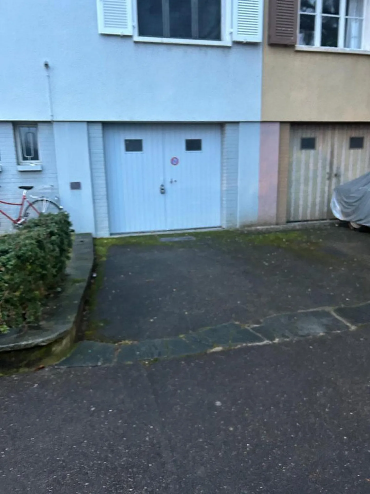 Spacious garage box with forecourt for rent - Photo 1 of 3