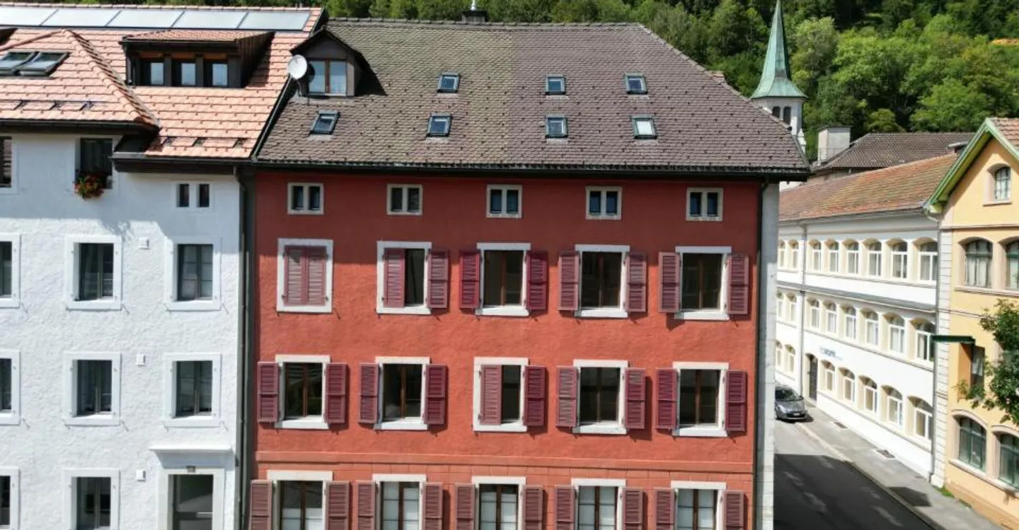 St-Imier, Gebäude mit 5 Wohnungen und 4 Garagen - Foto 2 von 10