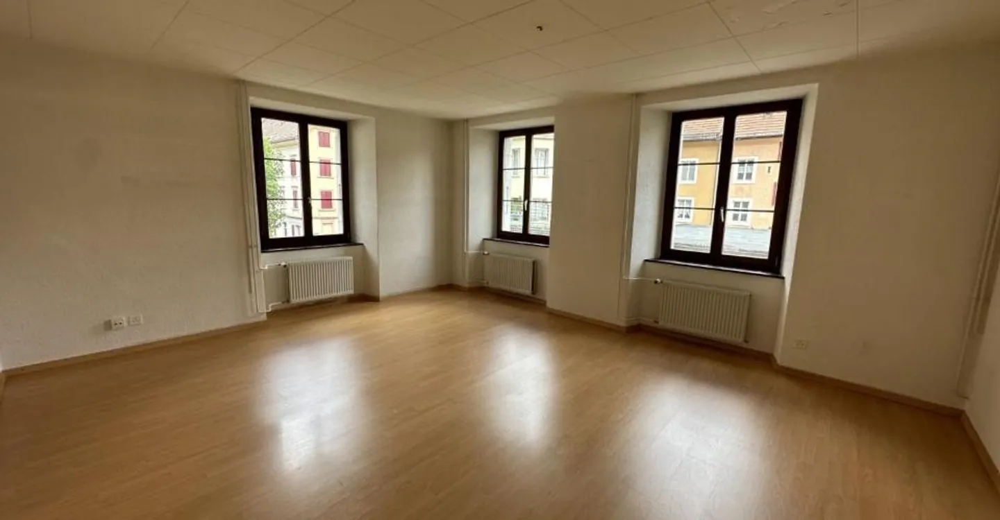 St-Imier, Gebäude mit 5 Wohnungen und 4 Garagen - Foto 3 von 10
