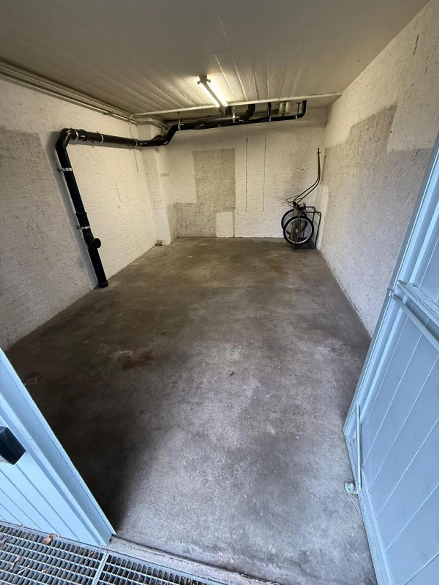 Spacious garage box with forecourt for rent - Photo 2 of 3