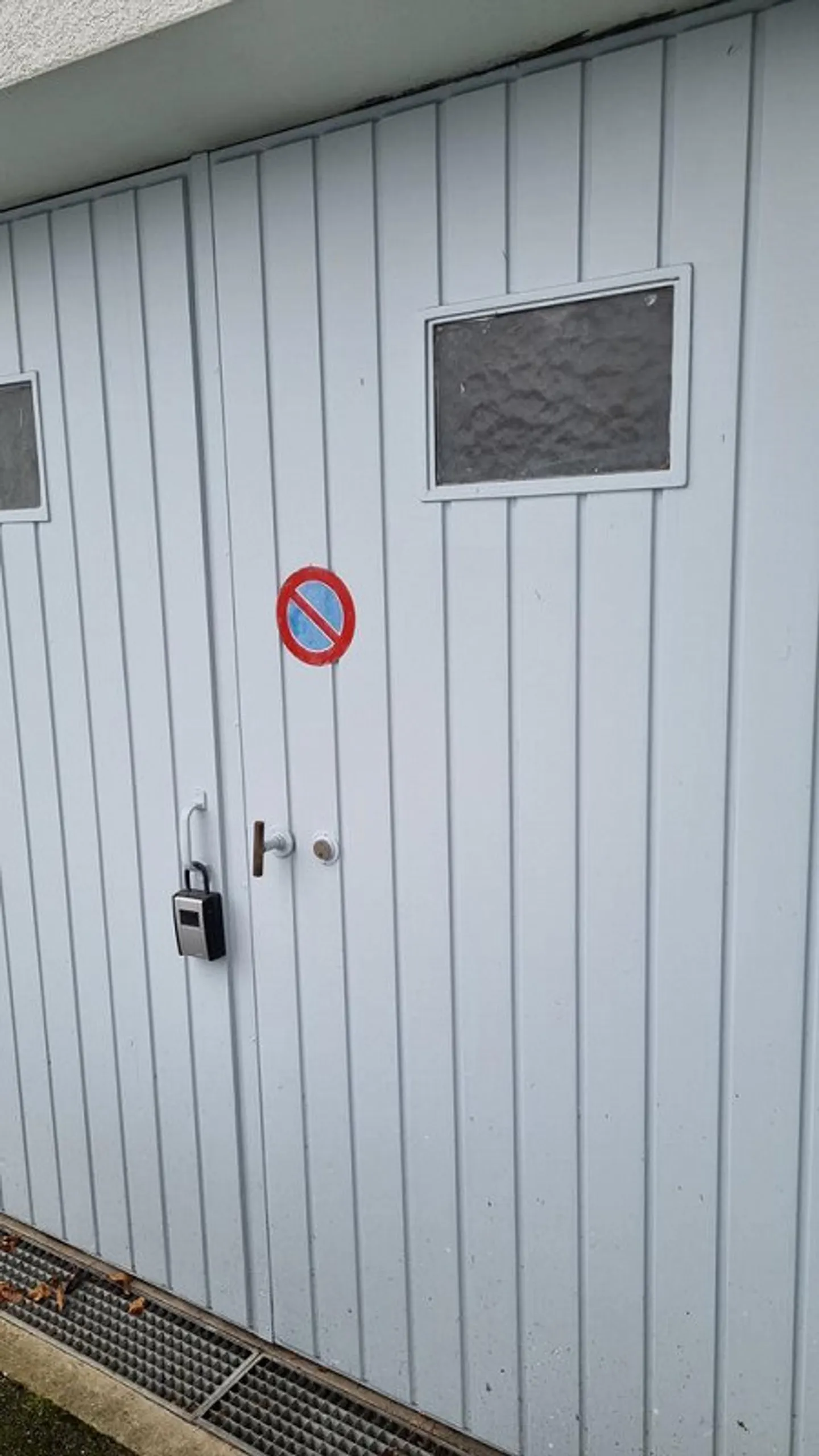 Spacious garage box with forecourt for rent - Photo 3 of 3