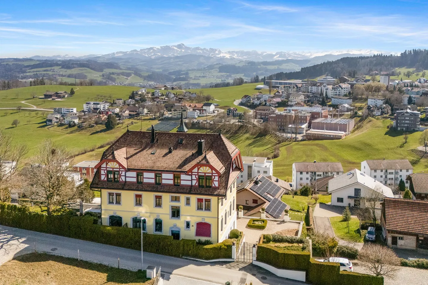 Einzigartiges Herrschaftshaus mit Alpenblick - Foto 1 von 2