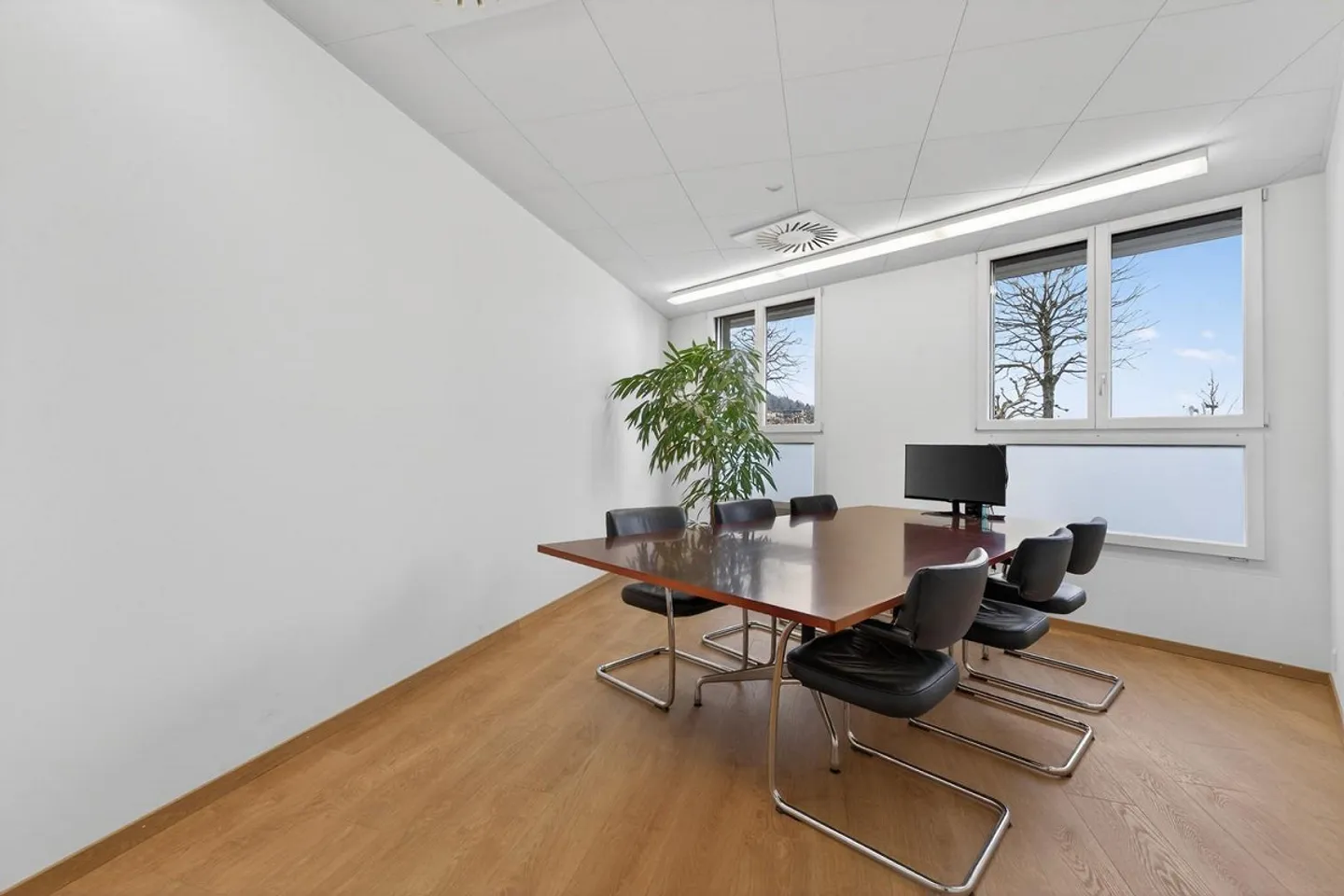 Office building / Practice / Atelier / Residential building in Hergiswil - Photo 1 of 13