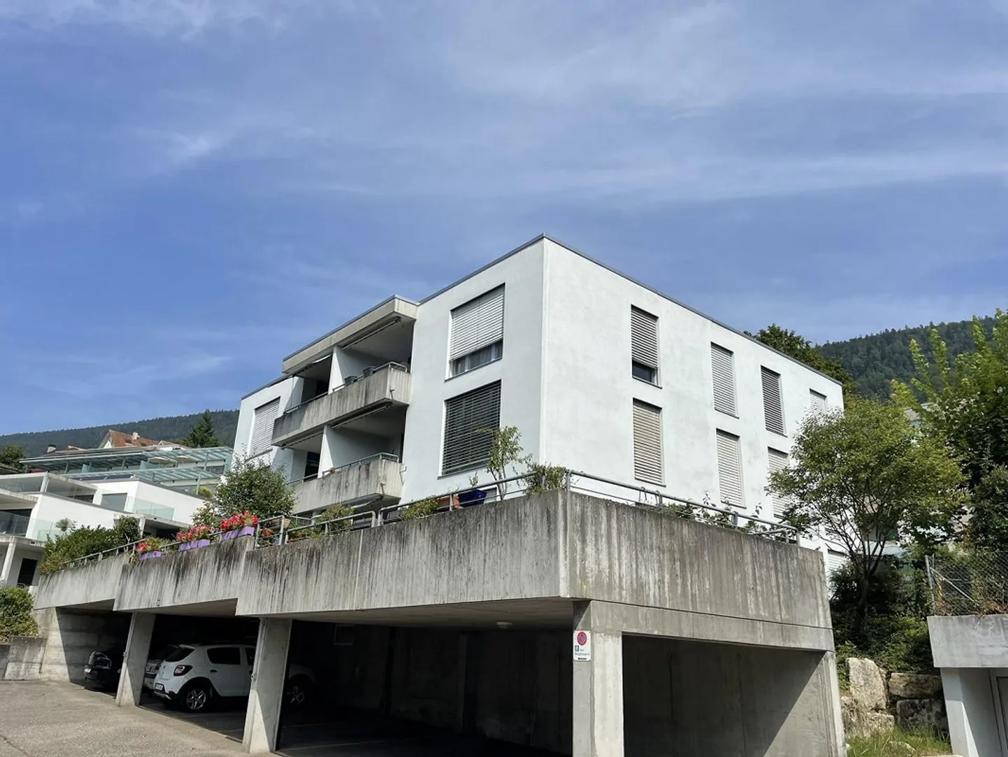 Ampio appartamento di 4,5 locali in posizione elevata con vista e area salotto - Foto 1 di 10