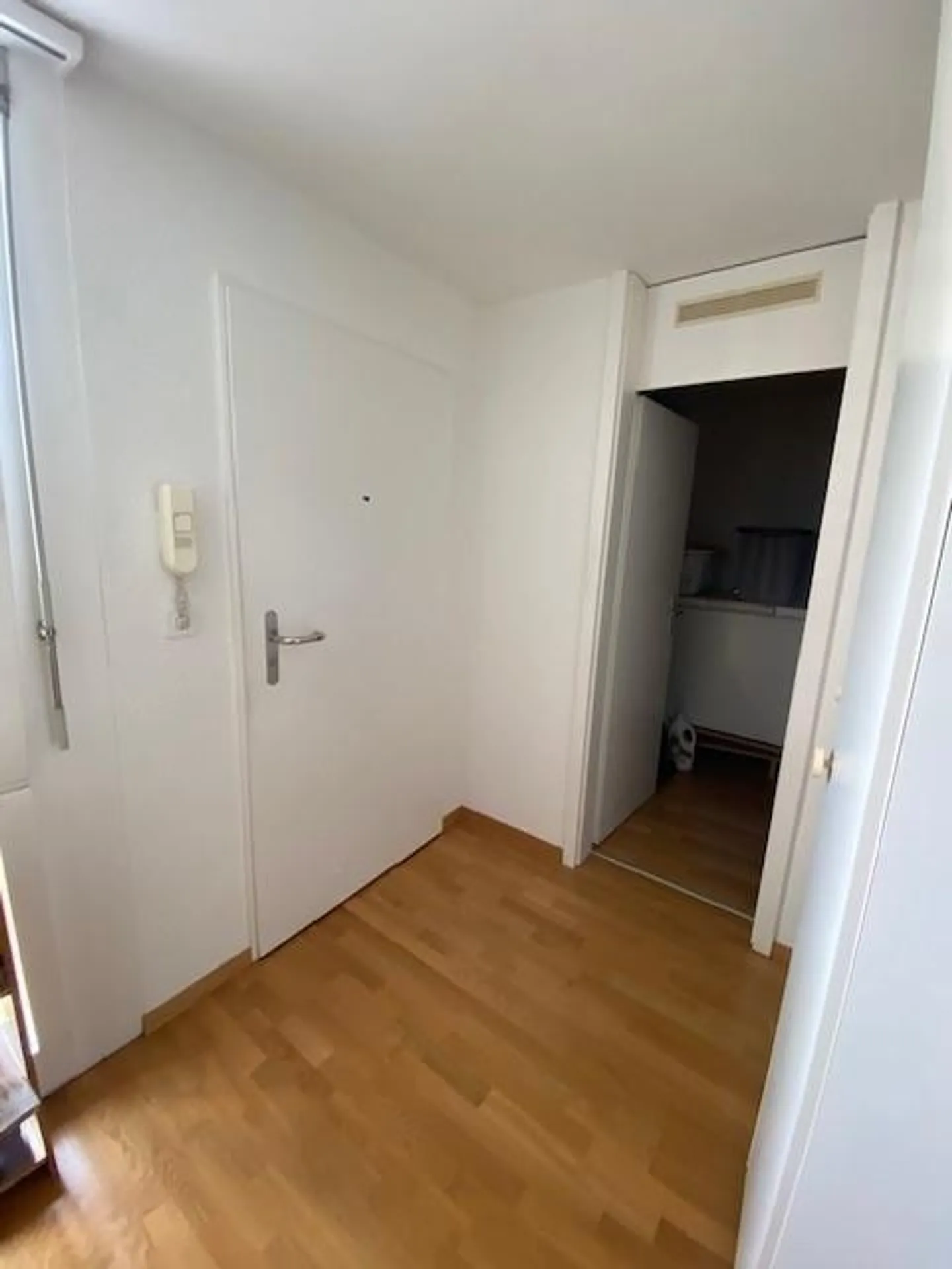 Ampio appartamento di 4,5 locali in posizione elevata con vista e area salotto - Foto 2 di 10