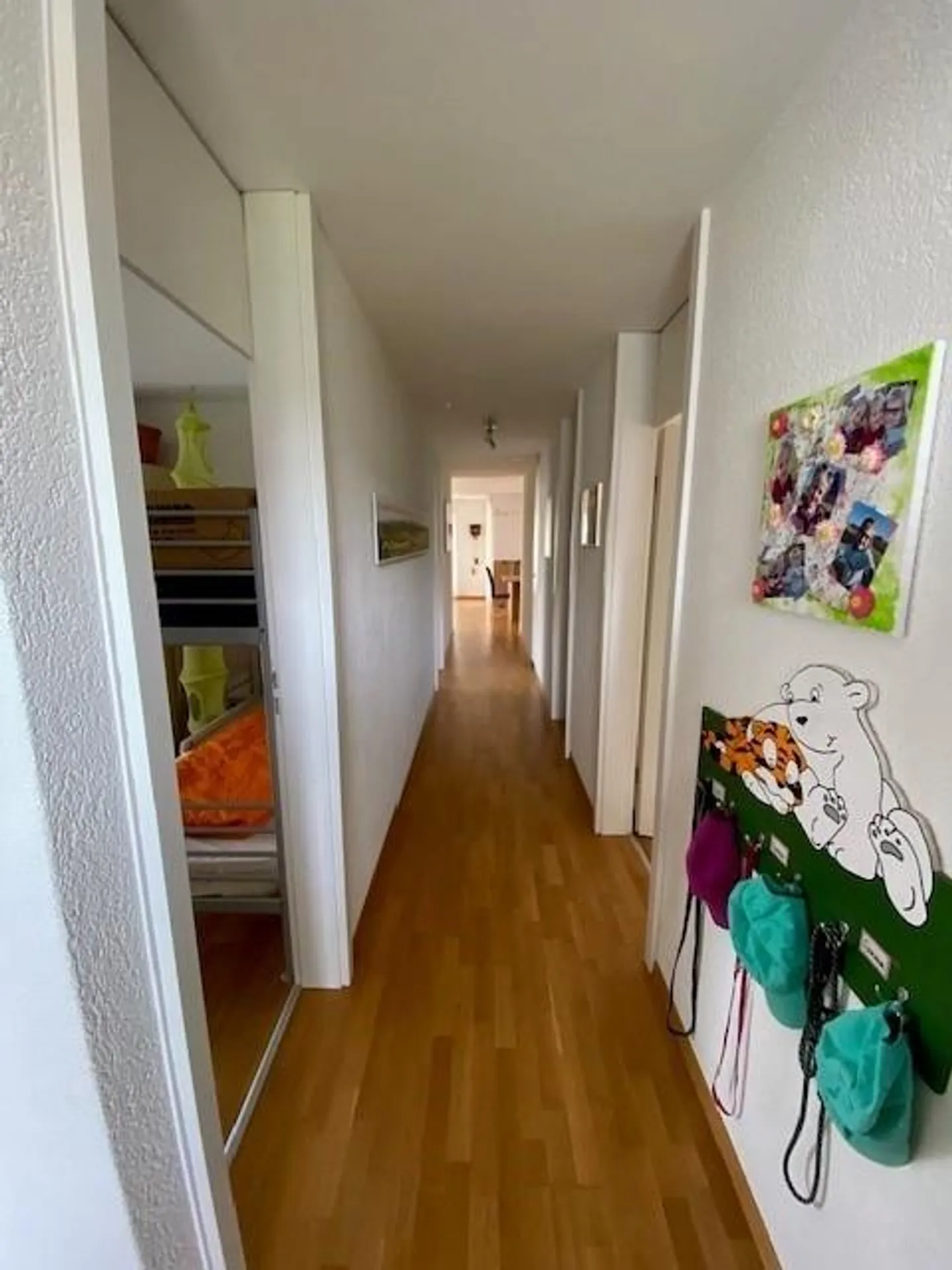 Ampio appartamento di 4,5 locali in posizione elevata con vista e area salotto - Foto 3 di 10