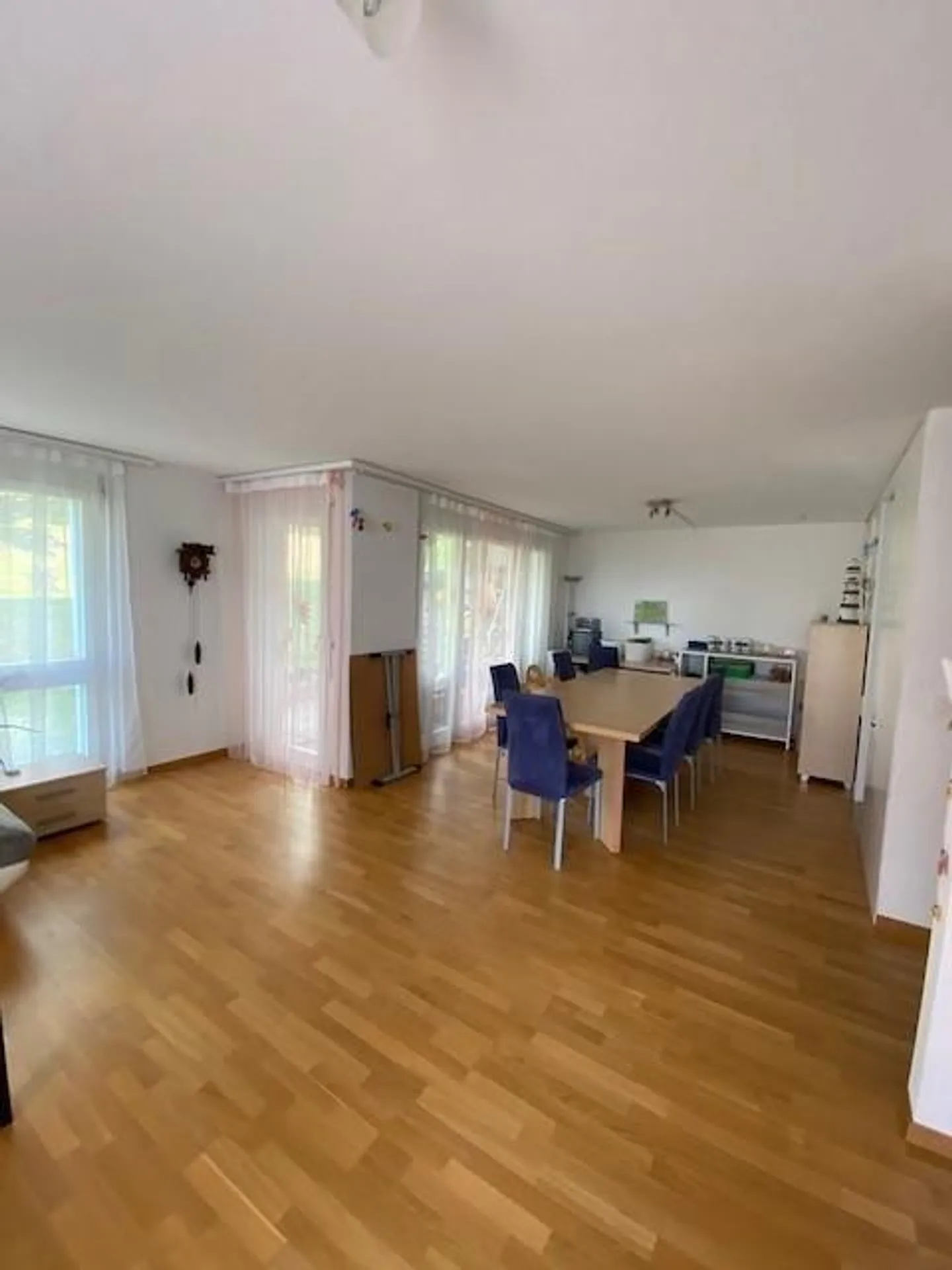 Ampio appartamento di 4,5 locali in posizione elevata con vista e area salotto - Foto 4 di 10