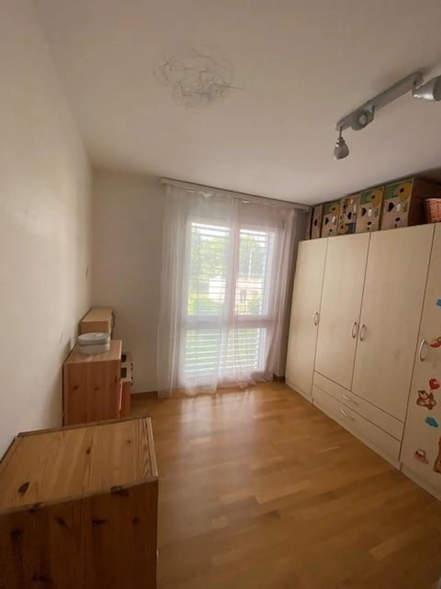 Ampio appartamento di 4,5 locali in posizione elevata con vista e area salotto - Foto 6 di 10