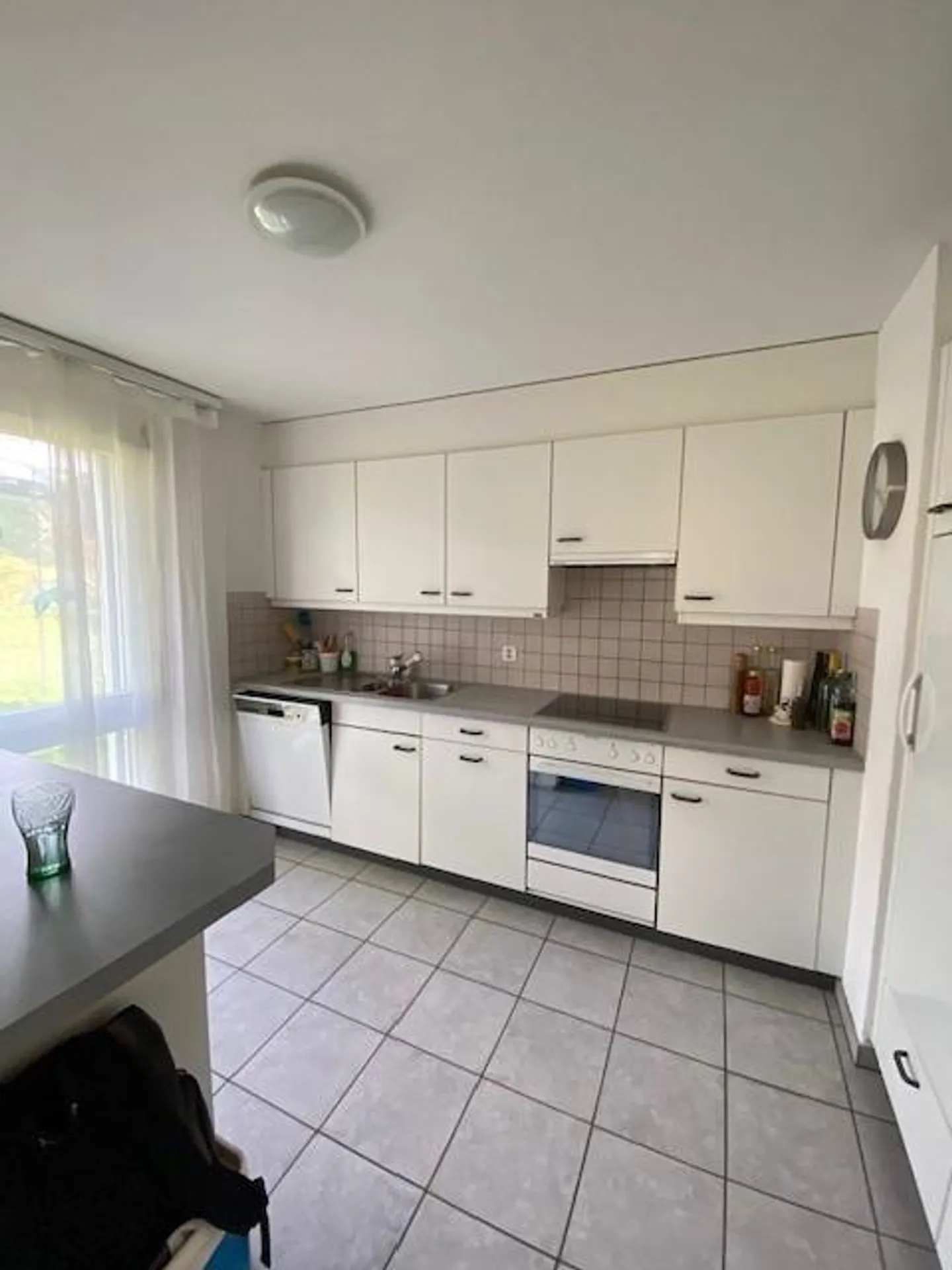 Ampio appartamento di 4,5 locali in posizione elevata con vista e area salotto - Foto 5 di 10