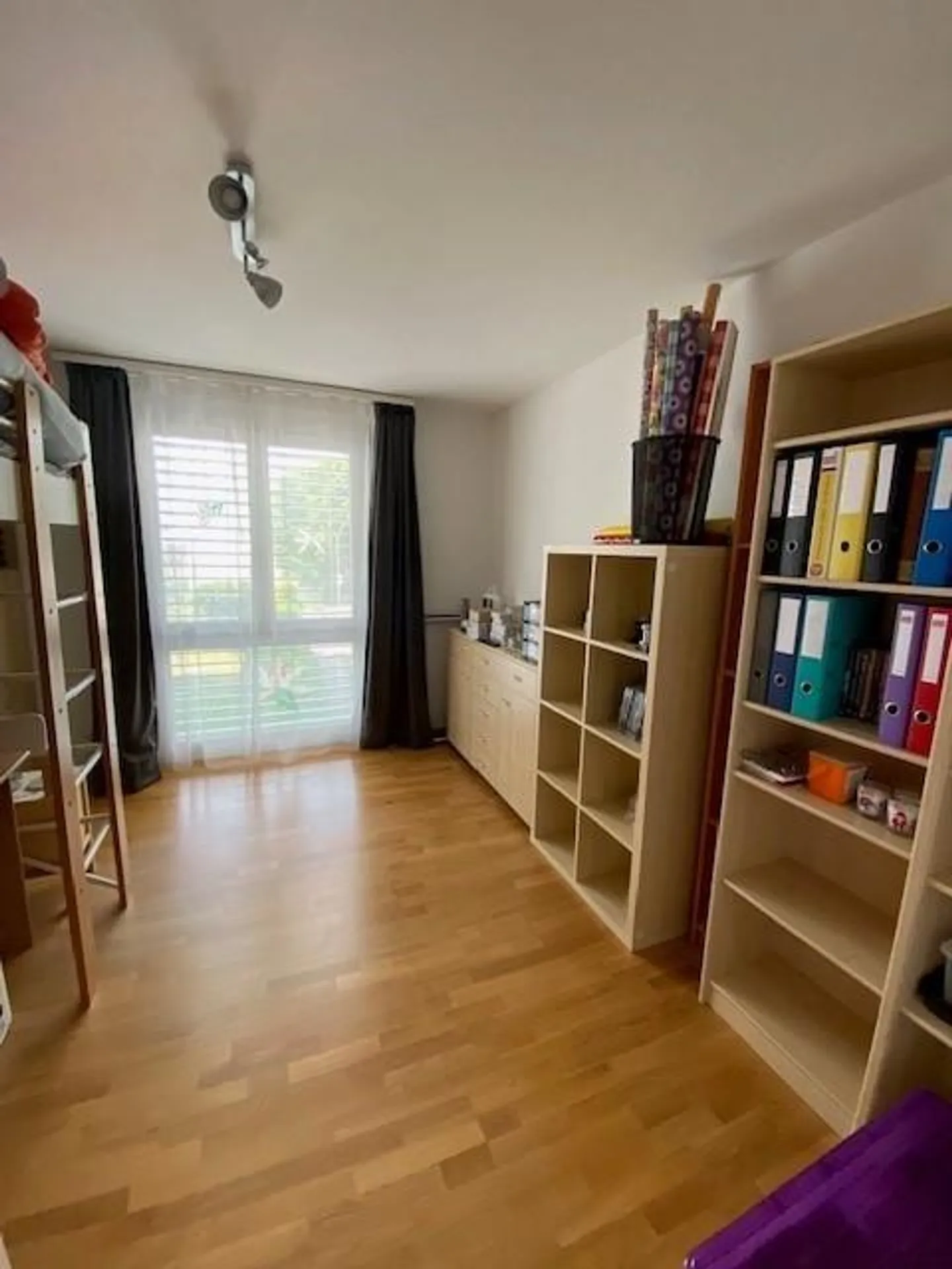 Ampio appartamento di 4,5 locali in posizione elevata con vista e area salotto - Foto 7 di 10