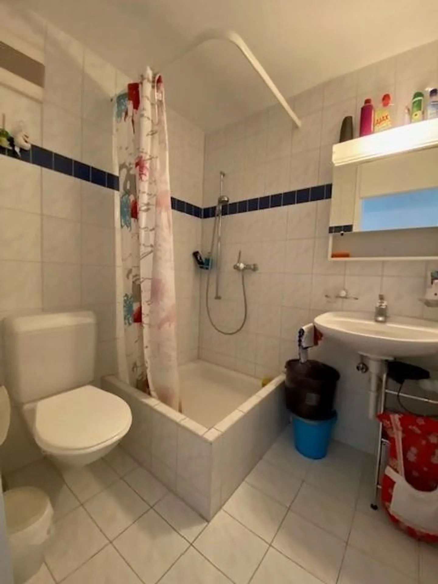 Ampio appartamento di 4,5 locali in posizione elevata con vista e area salotto - Foto 9 di 10