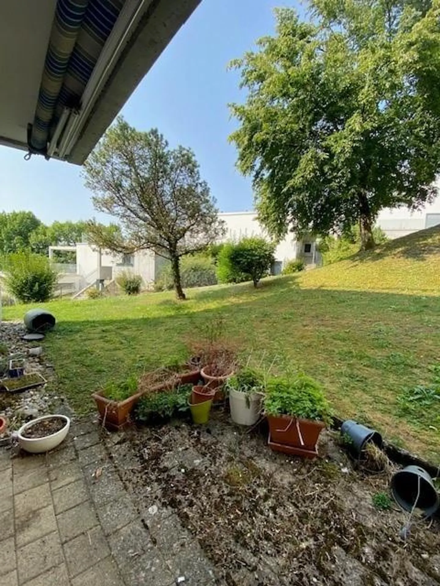 Ampio appartamento di 4,5 locali in posizione elevata con vista e area salotto - Foto 10 di 10