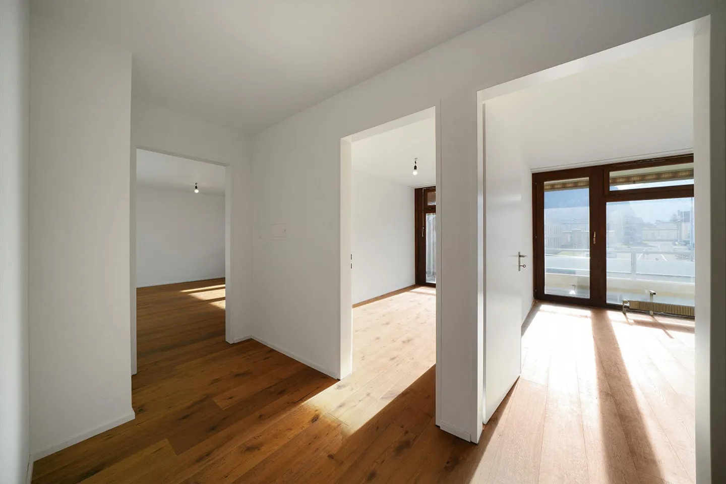 Kernsanierte 3½ Zimmerwohnung mit wunderschöner Bergsicht - Foto 2 von 11