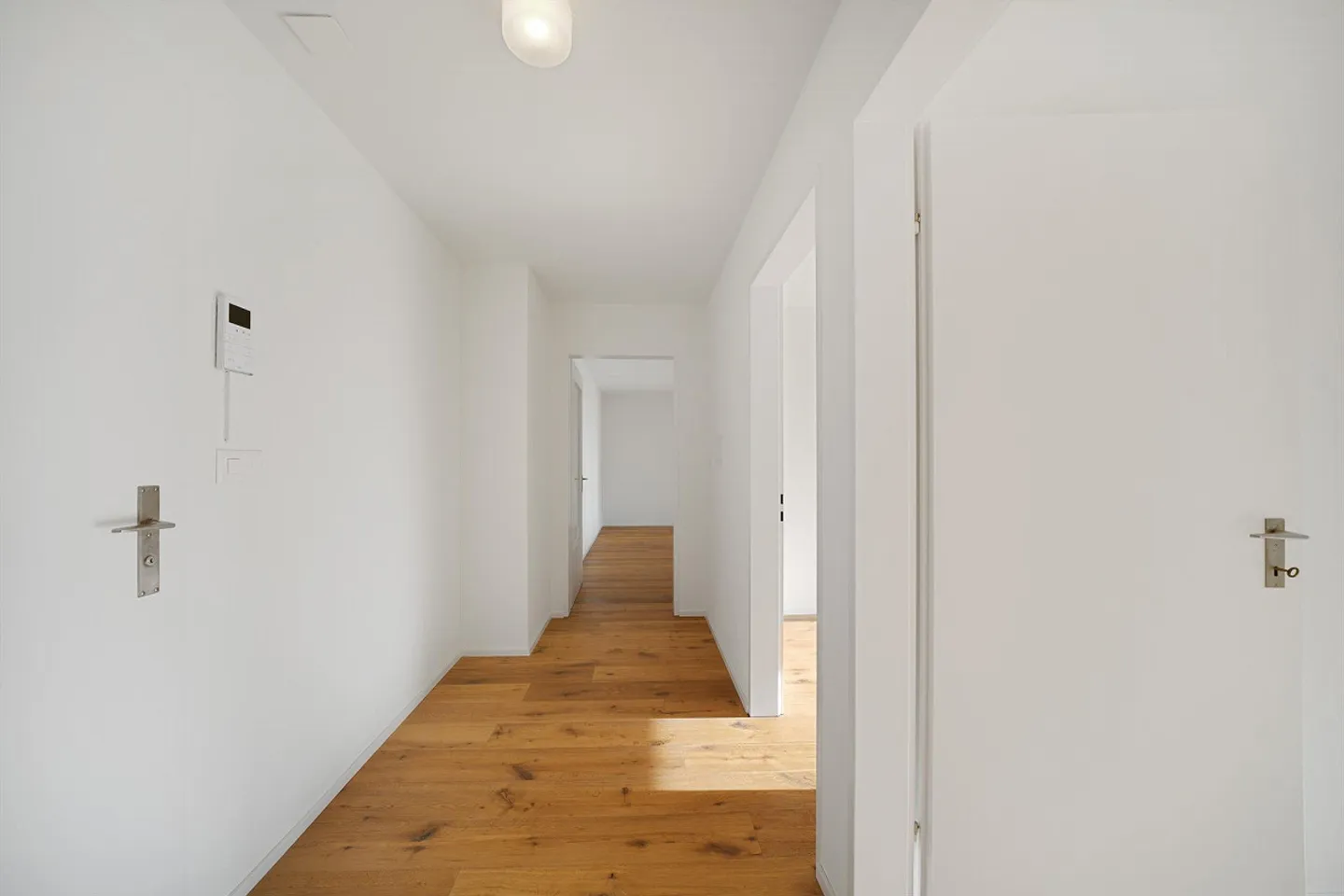 Kernsanierte 3½ Zimmerwohnung mit wunderschöner Bergsicht - Foto 3 von 11