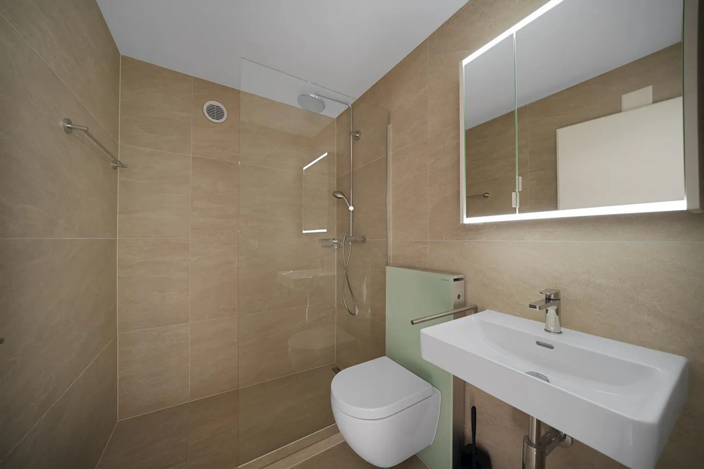 Kernsanierte 3½ Zimmerwohnung mit wunderschöner Bergsicht - Foto 4 von 11