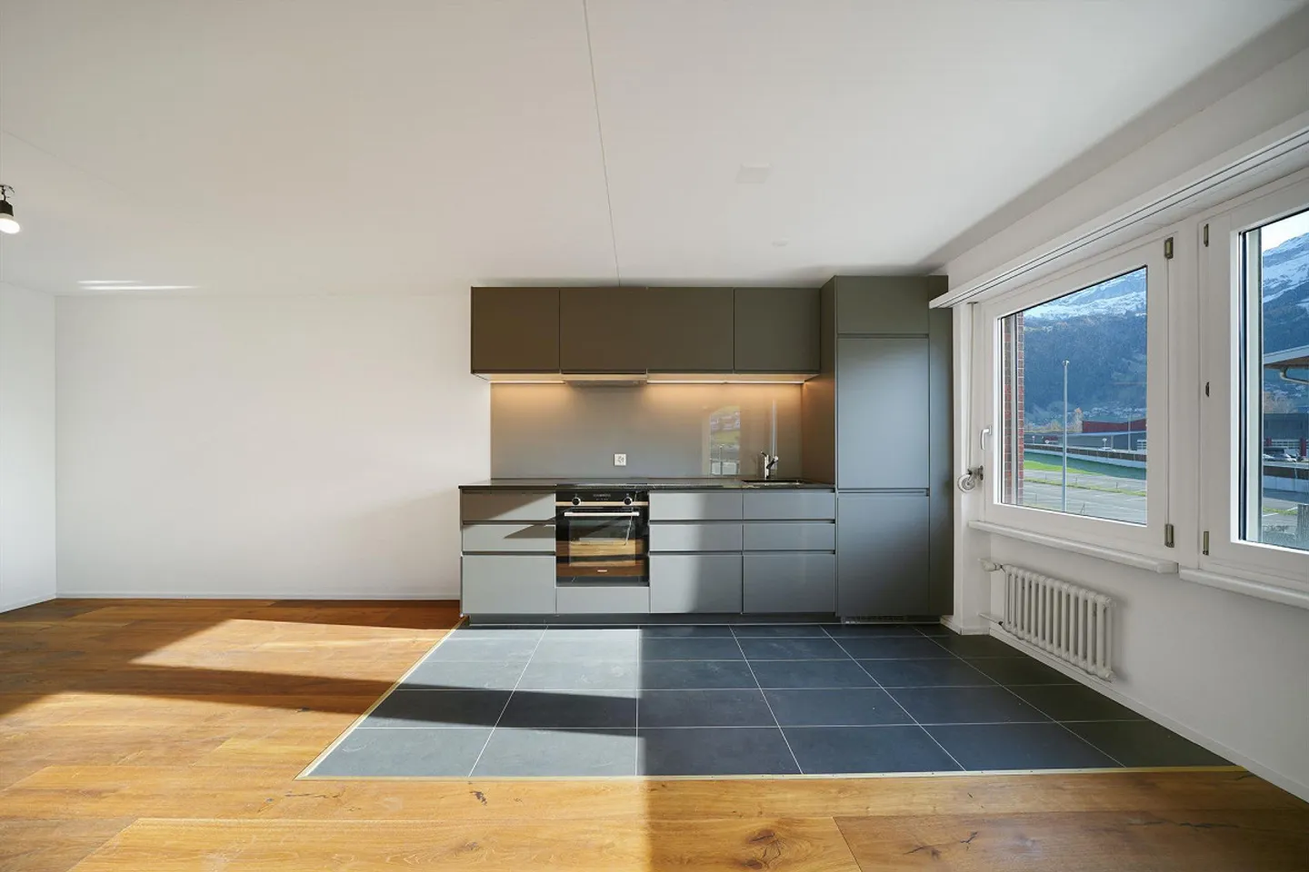 Kernsanierte 3½ Zimmerwohnung mit wunderschöner Bergsicht - Foto 8 von 11