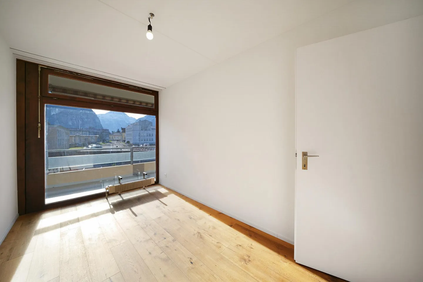 Kernsanierte 3½ Zimmerwohnung mit wunderschöner Bergsicht - Foto 7 von 11