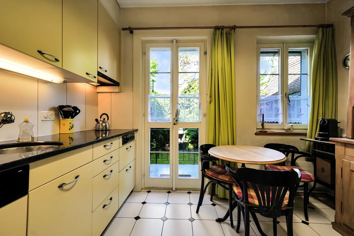 Rareté dans la ville : Maison de campagne historique avec un vaste jardin paradisiaque et un appartement - Photo 3 sur 13