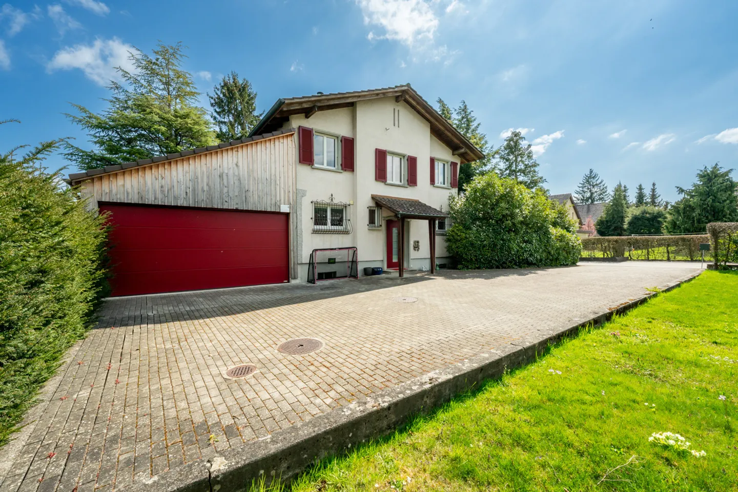 Casa ben tenuta con un meraviglioso giardino grande - Foto 2 di 9