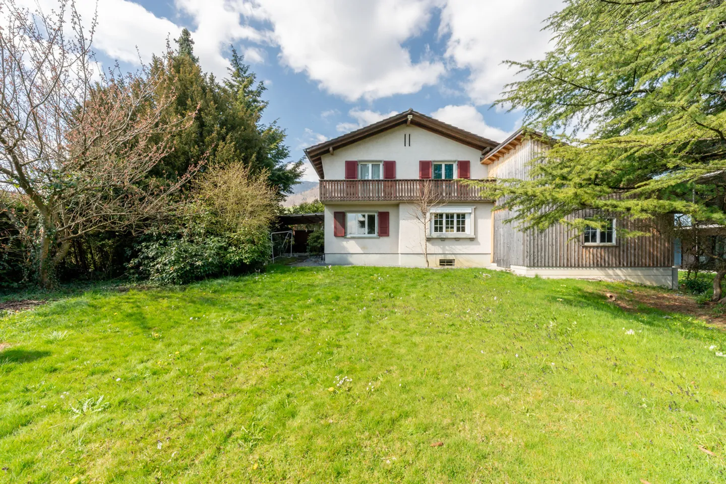 Casa ben tenuta con un meraviglioso giardino grande - Foto 1 di 9