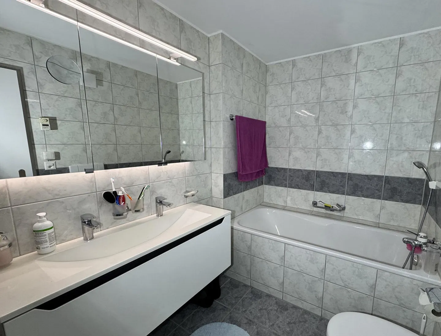 Appartamento al piano terra di 3,5 locali con bel giardino d'inverno riscaldato - Foto 4 di 16