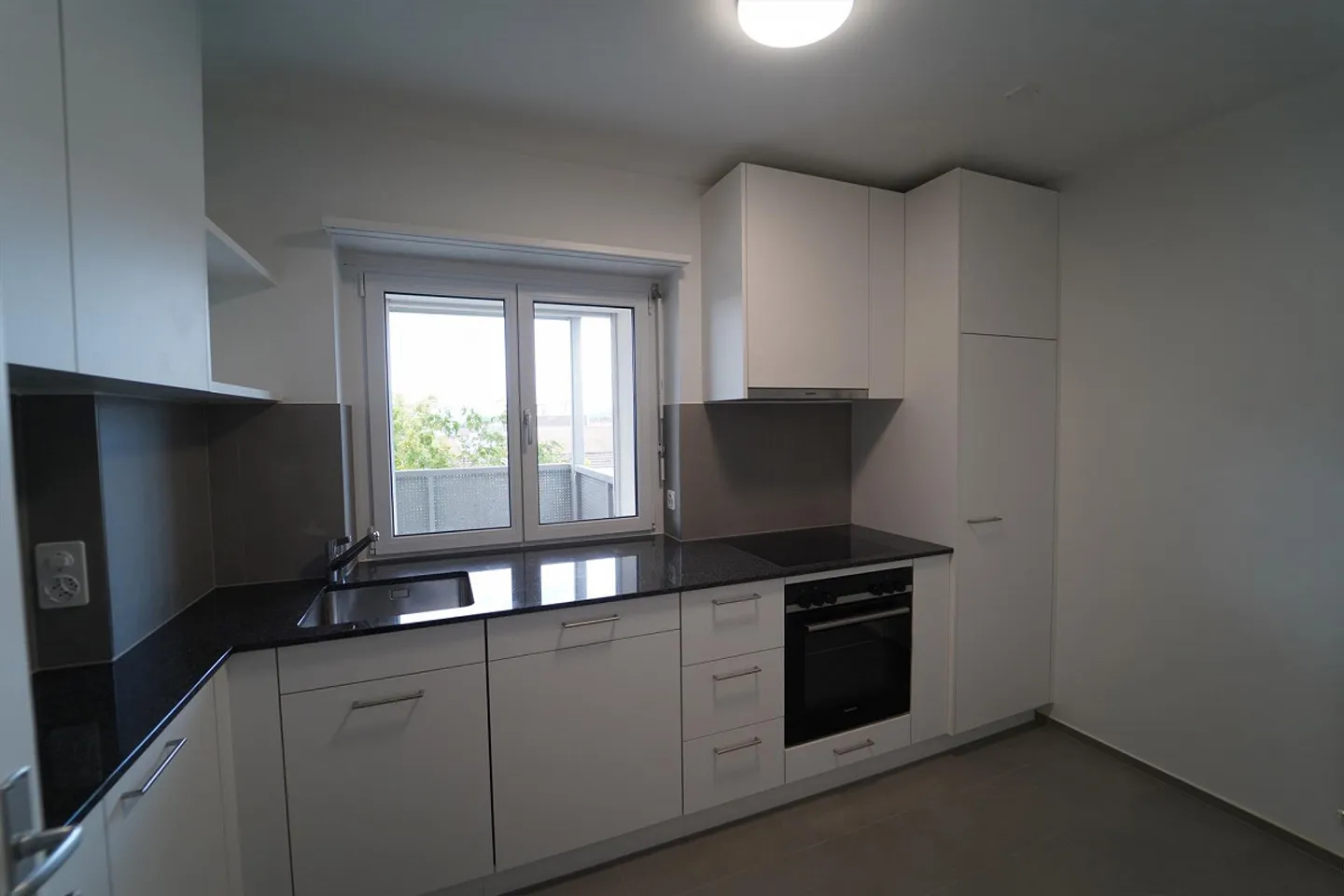 Modern 4-room apartment with new kitchen + bathroom - Photo 2 of 3