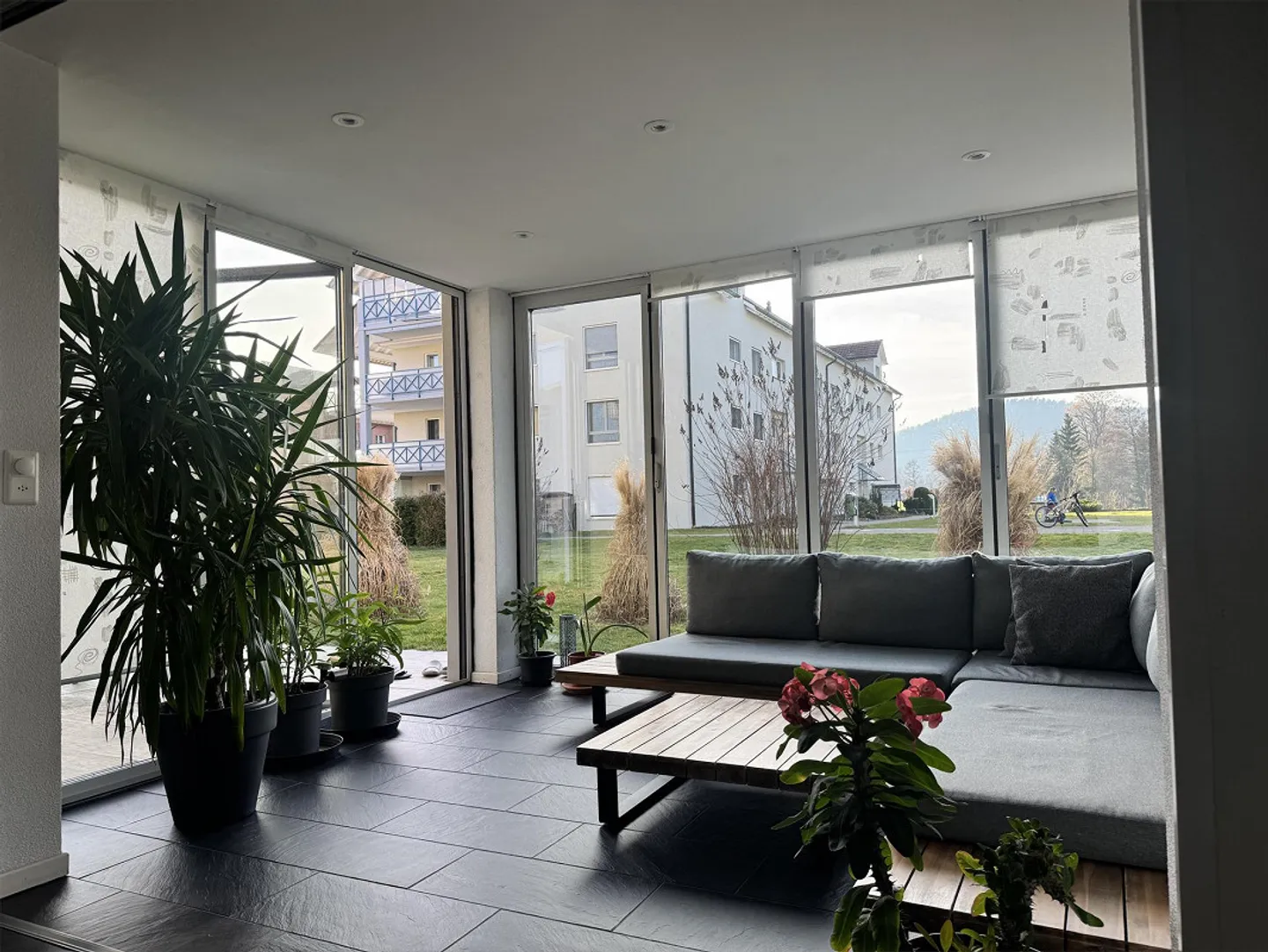 Appartamento al piano terra di 3,5 locali con bel giardino d'inverno riscaldato - Foto 8 di 16