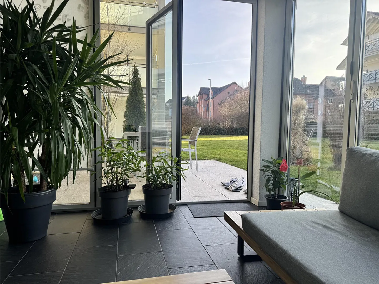 Appartamento al piano terra di 3,5 locali con bel giardino d'inverno riscaldato - Foto 9 di 16