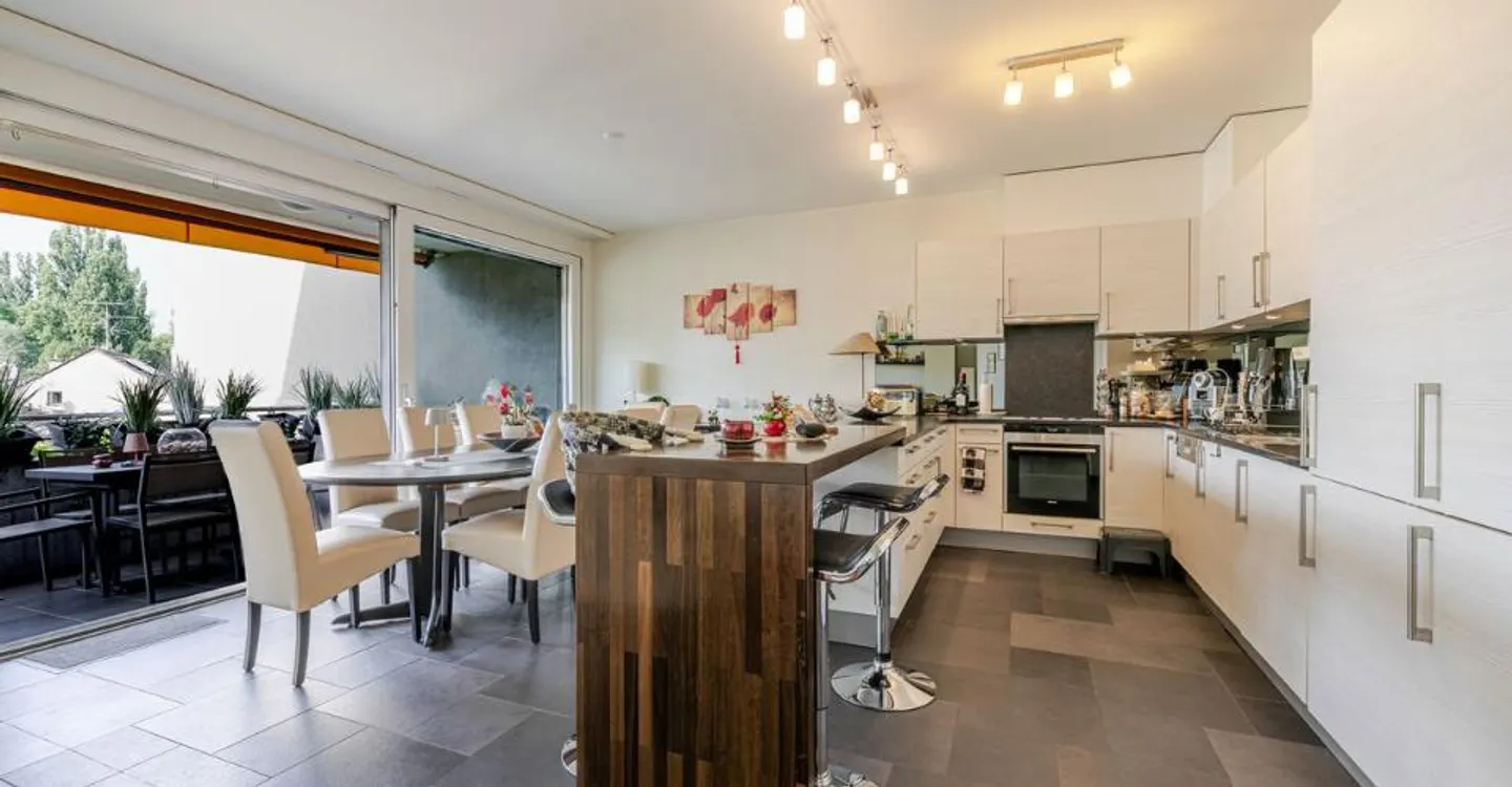 Spacious 5-room apartment with terrace and closed garage in Chêne-Bougeries - Photo 3 of 5