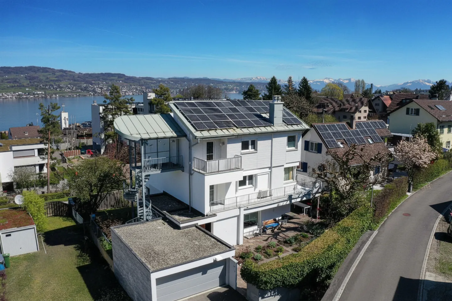 Architektonisches Einfamilienhaus mit Seesicht - Foto 1 von 14