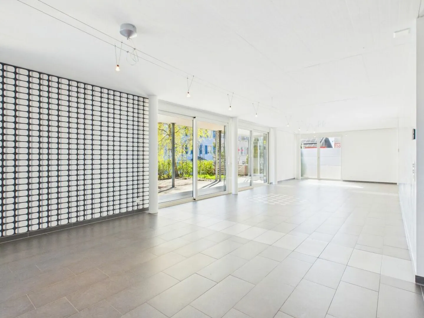 Very generous, central and sunny - Photo 2 of 8