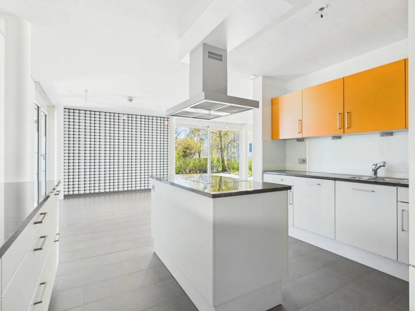 Very generous, central and sunny - Photo 3 of 8