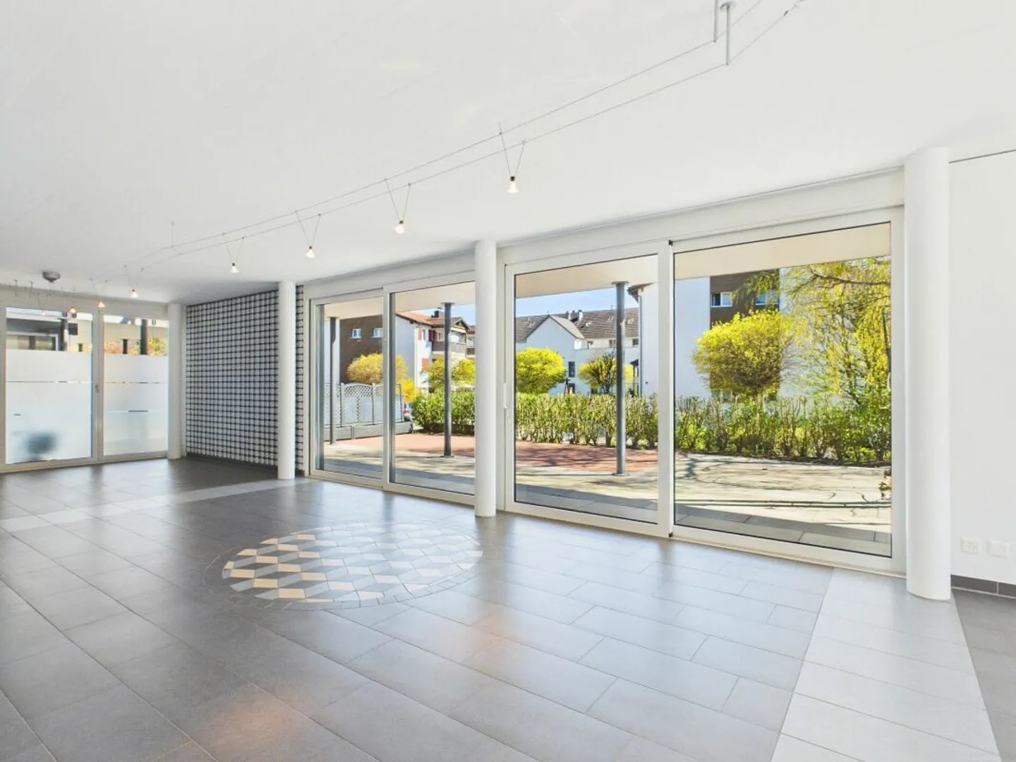 Very generous, central and sunny - Photo 4 of 8