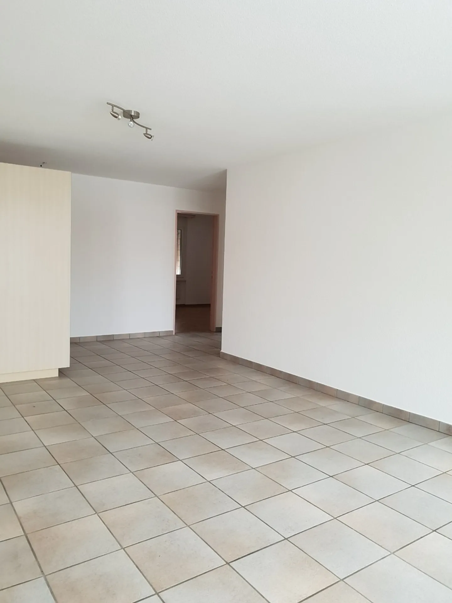 4.5-room apartment on the 1st floor of 90 m2, without elevator - Photo 2 of 6