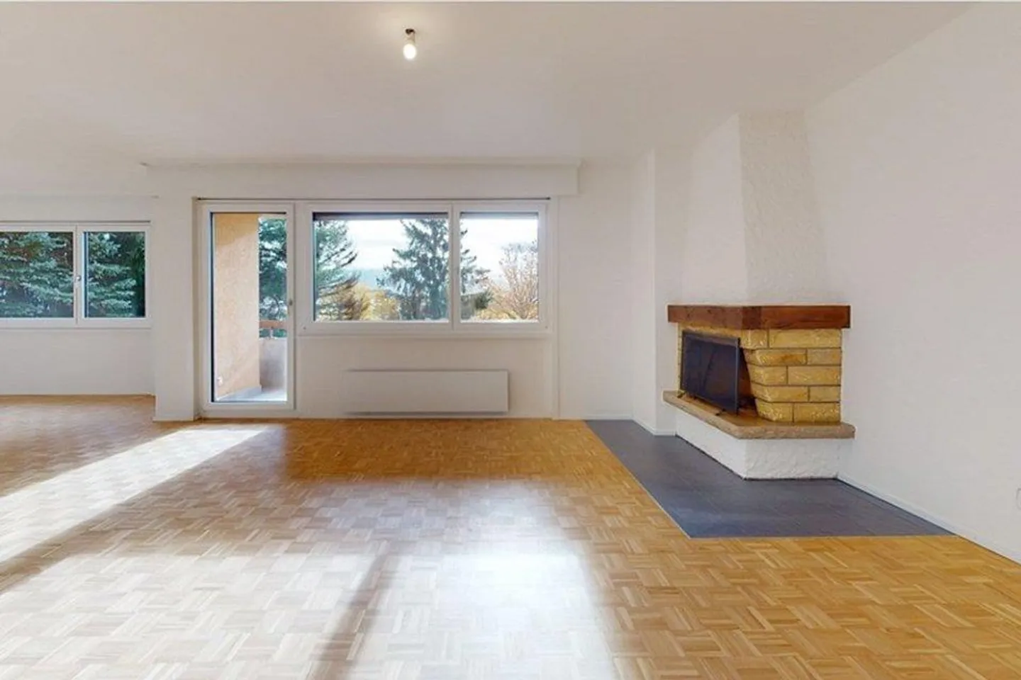 Helle 4.5-Zimmer-Wohnung, komplett renoviert mit Kamin und Südbalkon - Foto 2 von 10