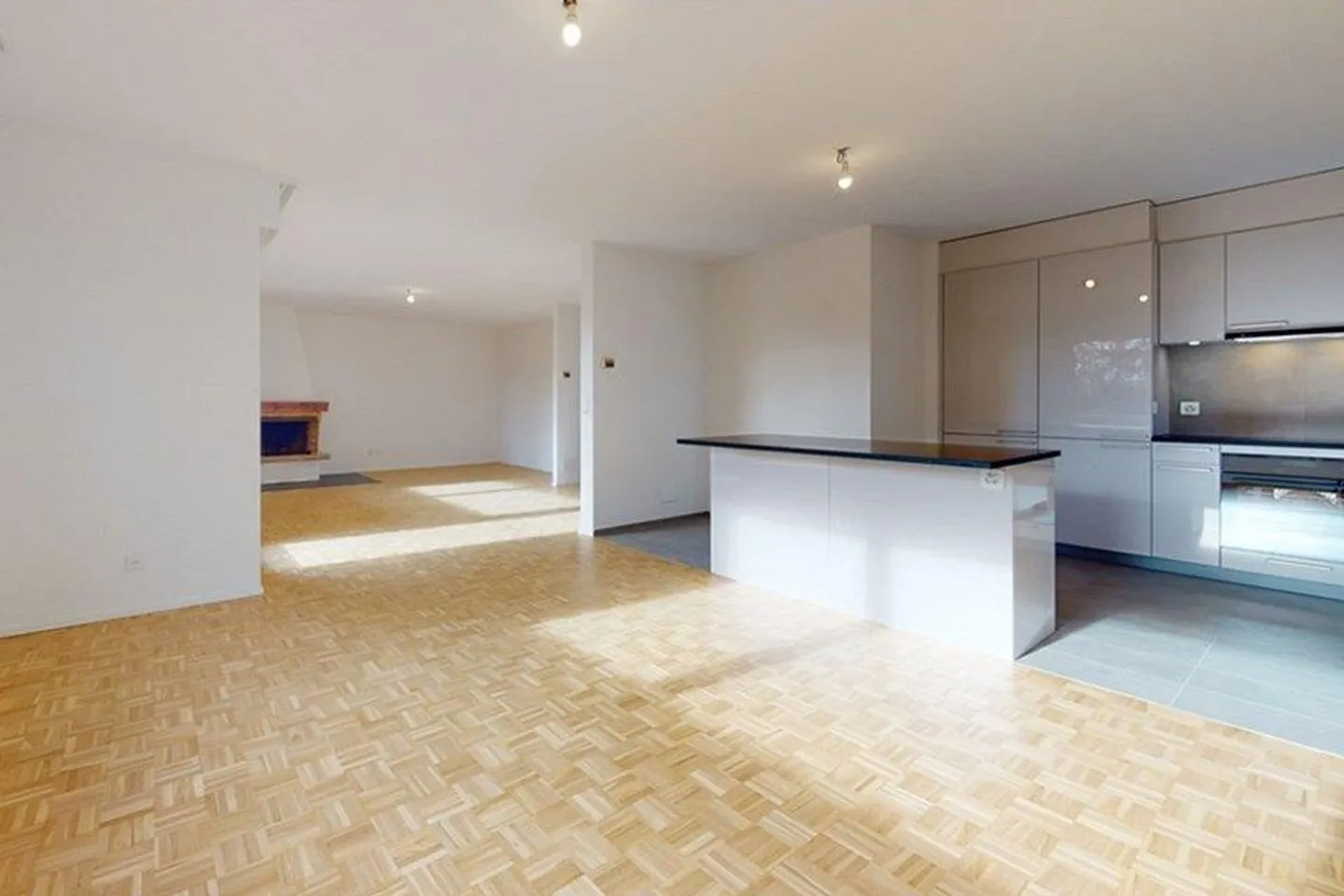 Helle 4.5-Zimmer-Wohnung, komplett renoviert mit Kamin und Südbalkon - Foto 3 von 10